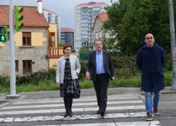 Dos semáforos refuerzan, por 40.000 euros, la seguridad peatonal en Coia