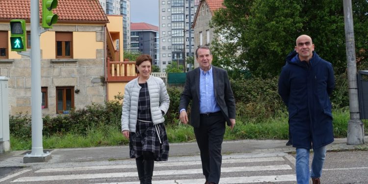 Dos semáforos refuerzan, por 40.000 euros, la seguridad peatonal en Coia