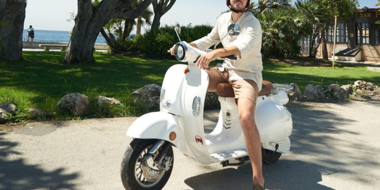 Zona Franca de Vigo analiza el traslado a Galicia de la marca de ciclomotores eléctricos más vendida