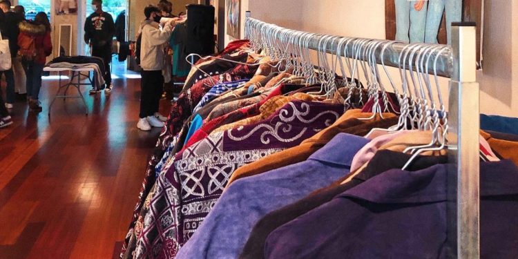Vuelve a Vigo el mercado de ropa al peso que recorre Europa: Vinokilo regresa durante tres días