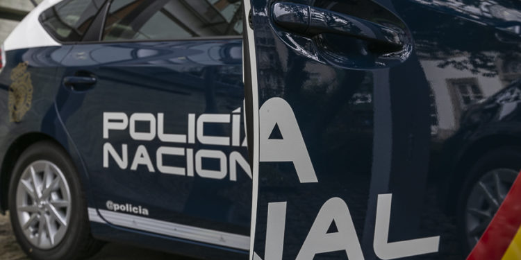 Detenido un vigués por asesinar a puñaladas a su esposa en Tenerife