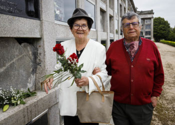 Primero de Mayo: en el cementerio y cantando