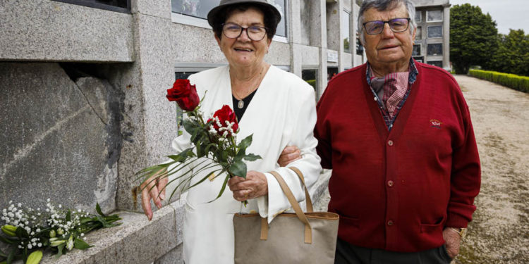 Primero de Mayo: en el cementerio y cantando