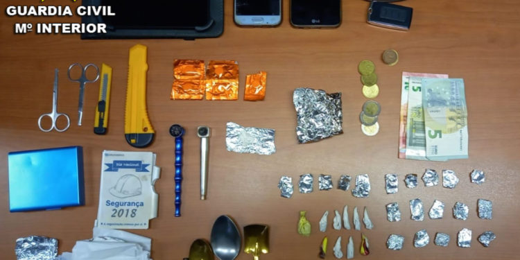 Detenido en un control de carretera en Ponteareas con papelinas de cocaína y heroína para su venta