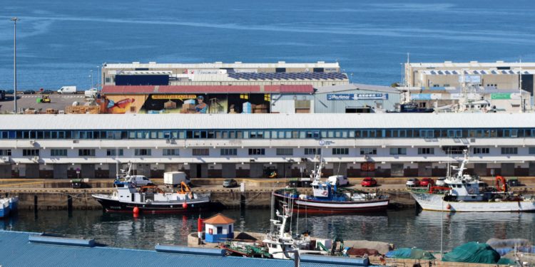 Un incendio calcina dos furgonetas y taquillas de trabajadores en O Berbés