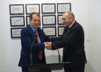 Caballero y Ceferino de Blas dándose la mano
