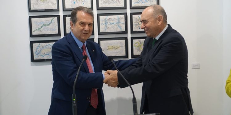 Caballero y Ceferino de Blas dándose la mano