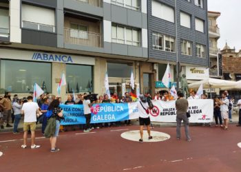 Protesta en Sanxenxo por la visita del rey: «Los Borbones son unos ladrones» y «Juancar, ladrón, trabaja de peón»