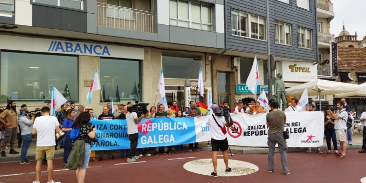 Protesta en Sanxenxo por la visita del rey: «Los Borbones son unos ladrones» y «Juancar, ladrón, trabaja de peón»