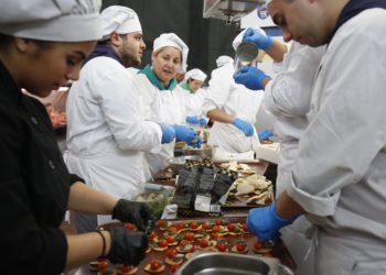 O alumnado do Manuel Antonio de Vigo prepara 1.400 tapas de países europeos en Gondomar