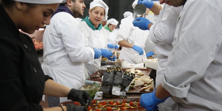 O alumnado do Manuel Antonio de Vigo prepara 1.400 tapas de países europeos en Gondomar
