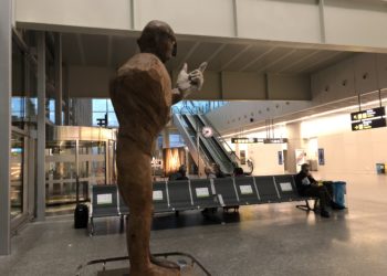 El arte de Francisco Leiro saluda al viajero