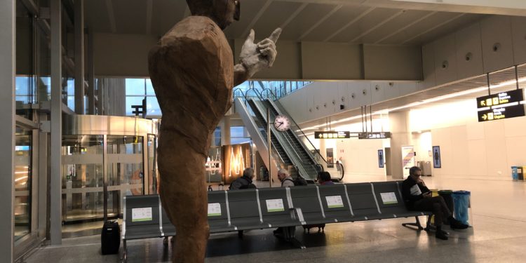 El arte de Francisco Leiro saluda al viajero