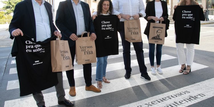 Versos nas rúas para celebrar o Día das Letras Galegas