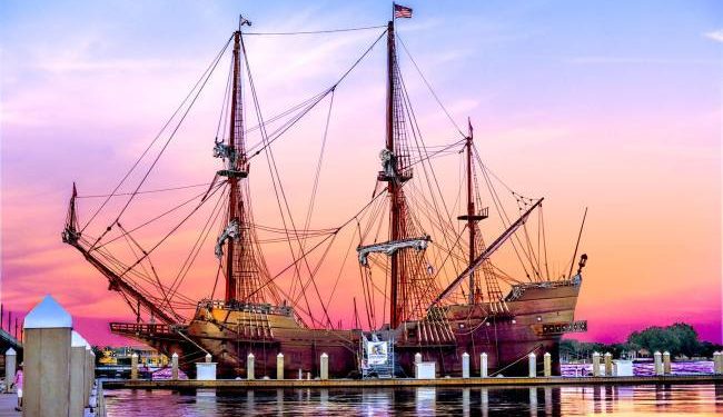 El Galeón Andalucía se encuentra navegando rumbo a Vigo, donde atracará en el Muelle de Trasatlánticos y abrirá sus cubiertas al público desde mañana mismo: el viernes y el sábado, 31 de marzo y 1 de abril.