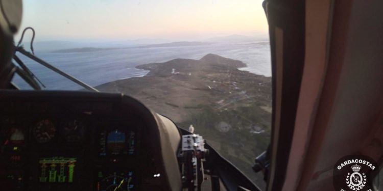Evacuados al Cunqueiro dos marineros rescatados con vida tras naufragar