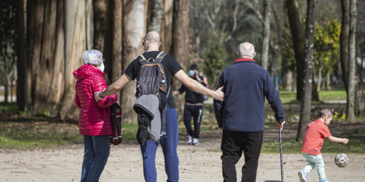 Instalan mesas informativas en Vigo para recoger firmas por un Castrelos sin tabaco