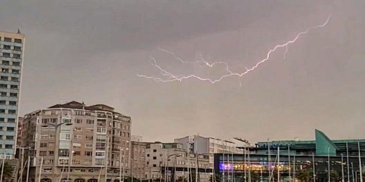 La gran e interminable tronada sobre Vigo y las Rías Baixas: más de 1.200 rayos