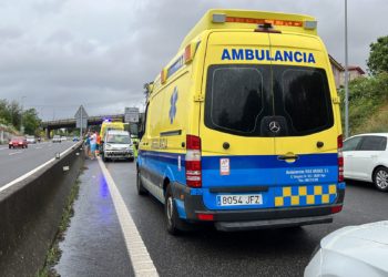 La A-55 registra tres accidentes en dos horas y un coche fúnebre se sale de la vía en la VG-20