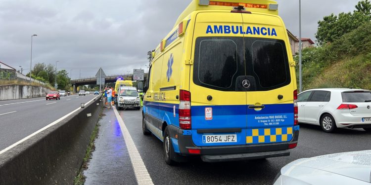 La A-55 registra tres accidentes en dos horas y un coche fúnebre se sale de la vía en la VG-20