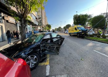 Grave accidente de tráfico en la Gran Vía de Vigo con una ambulancia y dos coches implicados