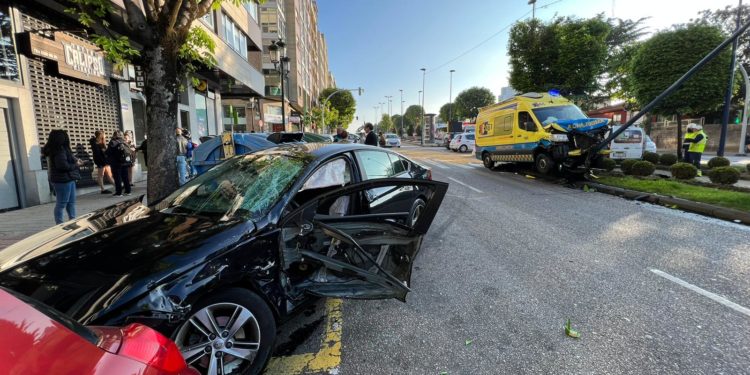 Grave accidente de tráfico en la Gran Vía de Vigo con una ambulancia y dos coches implicados