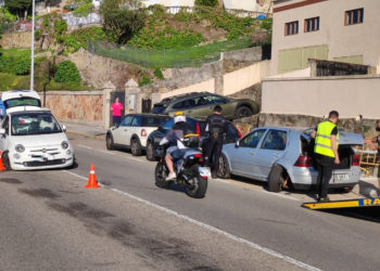 Tarde accidentada en Vigo con un coche volcado, un camionero herido y una colisión aparatosa