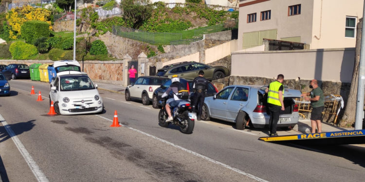Tarde accidentada en Vigo con un coche volcado, un camionero herido y una colisión aparatosa