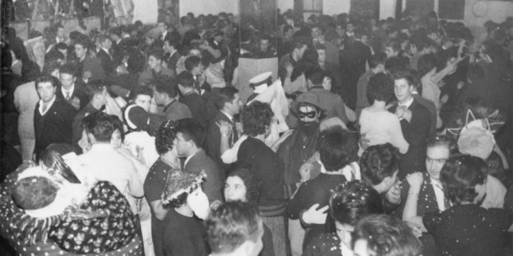 Alumnado do IES Val Miñor busca colaboración cidadá para recuperar a memoria colectiva do lecer no S.XX