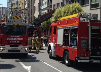 Trasladada una persona al Álvaro Cunqueiro al originarse un incendio en una cocina