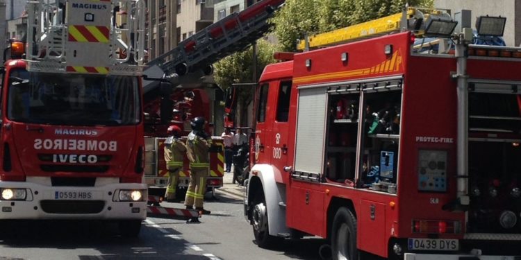 Trasladada una persona al Álvaro Cunqueiro al originarse un incendio en una cocina