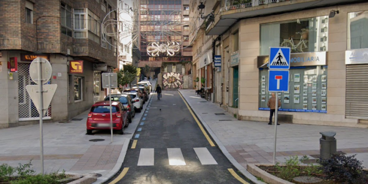 Arrastran un coche bien aparcado en Vigo, lo dañan y después lo abandonan