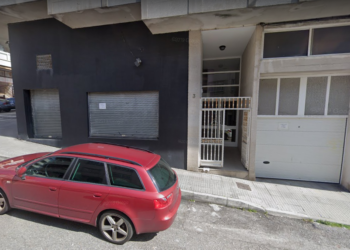 Encuentran muerta a una mujer en el portal de su edificio en Cangas