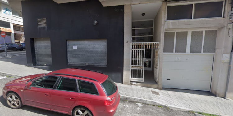 Encuentran muerta a una mujer en el portal de su edificio en Cangas