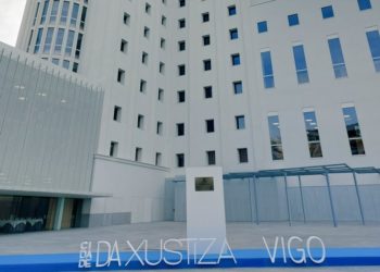 Banderas españolas y decenas de personas para esperar al rey en Vigo