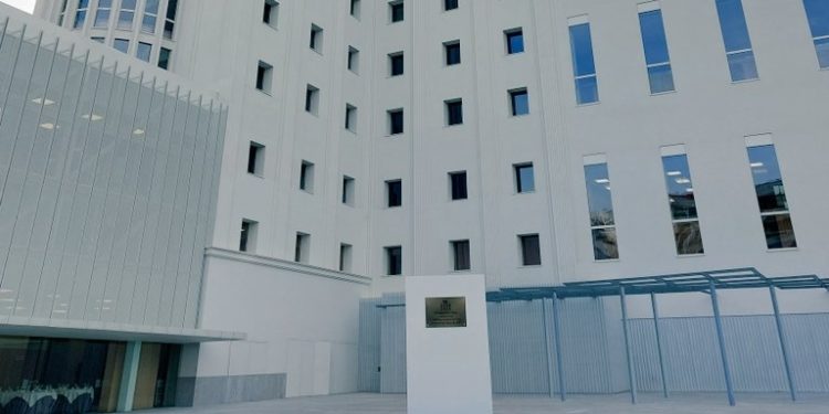 Banderas españolas y decenas de personas para esperar al rey en Vigo