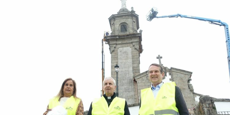 La ermita de A Guía, terminada 70 años después: ya está coronada por un Cristo de 6 metros