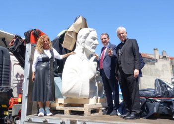 Vigo recibe un Cristo de seis metros y seis toneladas para instalarlo en A Guía
