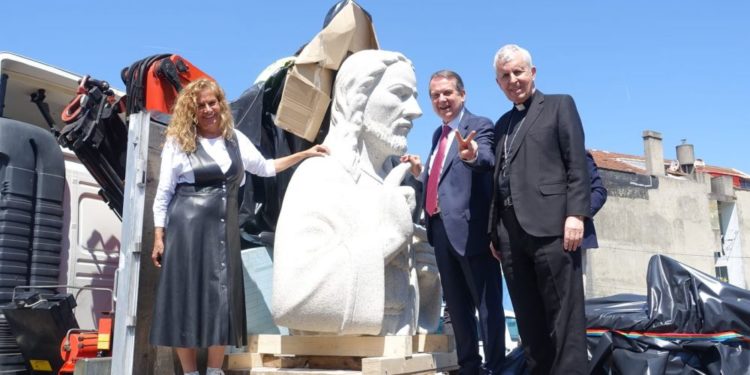 Vigo recibe un Cristo de seis metros y seis toneladas para instalarlo en A Guía