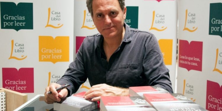 El escritor Domingo Villar, ingresado en la UCI tras sufrir una hemorragia cerebral