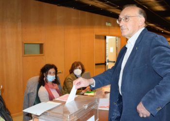 Case 20.500 persoas elixen reitor e claustro nunha xornada de loito na Uvigo