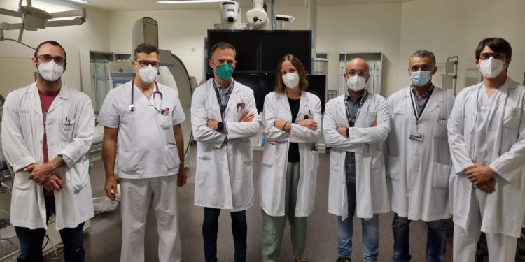 El Cunqueiro, primer hospital gallego en realizar implantes poco invasivos de protección en las carótidas