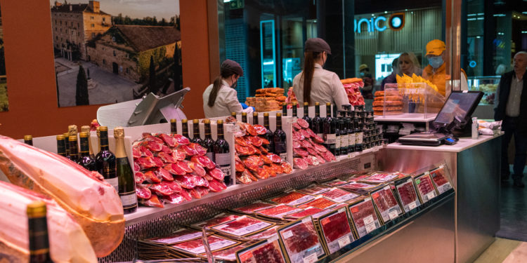 Los ibéricos de Salamanca toman A Laxe: Hacienda Zorita trae embutidos gourmet, quesos de granja y vinos
