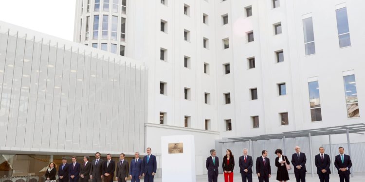 Felipe VI, recibido en Vigo entre gritos de “viva el rey”