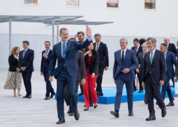 Banderas españolas y decenas de personas para esperar al rey en Vigo