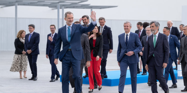 Banderas españolas y decenas de personas para esperar al rey en Vigo