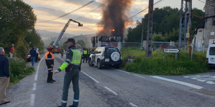 Activado el Plan Territorial de Emergencias por un incendio en una nave de Mondariz