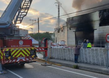 Activado el Plan Territorial de Emergencias por un incendio en una nave de Mondariz