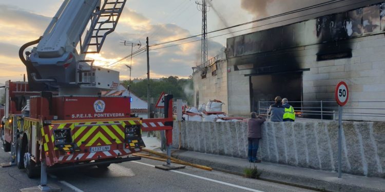Activado el Plan Territorial de Emergencias por un incendio en una nave de Mondariz