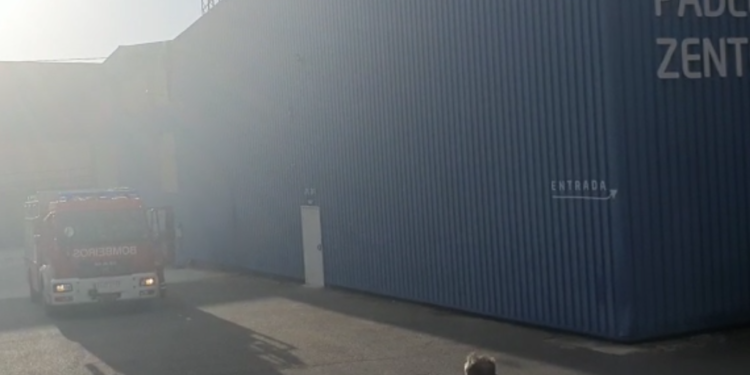 Desalojan a cien personas de un club de pádel de Vigo por un incendio